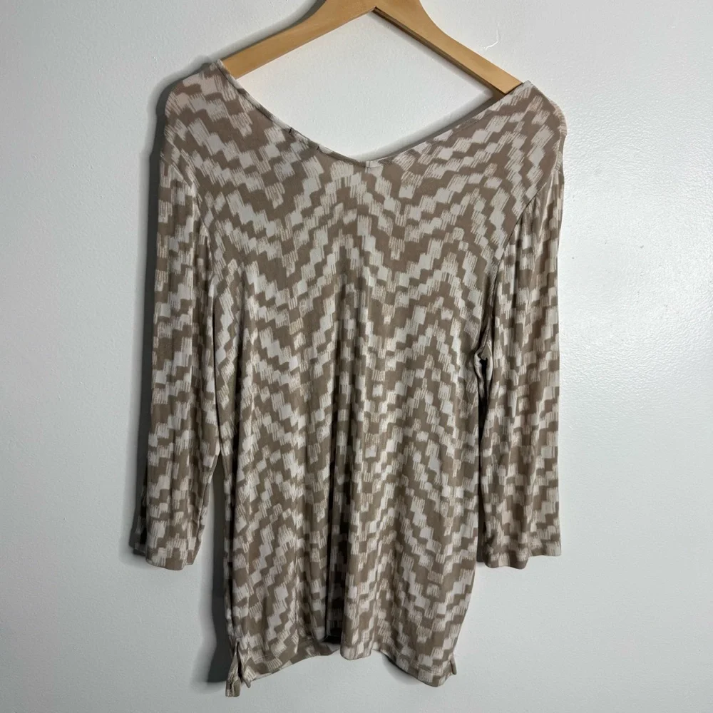 Chico’s Travelers Stretch Knit Blouse 3/4 Sleeve V-Neck Geo Medium Chico’s 1‎